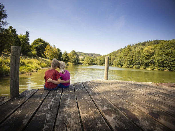kinder-umarmung-steg-kleinsee-boemighausen c) freizeitwelt-willingen, sabrinity.jpg