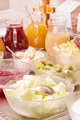 Ringhotel Teutoburger Wald_Frühstück 2_ Quelle Ringhotel Teutoburger Wald.jpg Frisches Obstbuffet mit Honigmelone, Kiwi, Banane und Saftkaraffen für einen reichhaltigen Start.