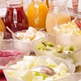 Ringhotel Teutoburger Wald_Frühstück 2_ Quelle Ringhotel Teutoburger Wald.jpg Frisches Obstbuffet mit Honigmelone, Kiwi, Banane und Saftkaraffen für einen reichhaltigen Start.