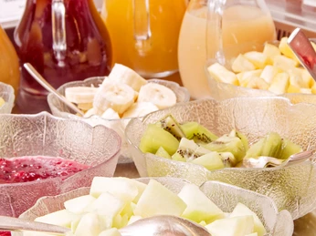 Ringhotel Teutoburger Wald_Frühstück 2_ Quelle Ringhotel Teutoburger Wald.jpg Frisches Obstbuffet mit Honigmelone, Kiwi, Banane und Saftkaraffen für einen reichhaltigen Start.