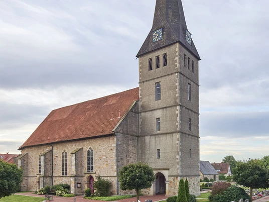 Elisabethkirche Elisabethkirche mit markantem Turm und umliegendem Friedhof in ländlicher Umgebung unter wolkigem Himmel.