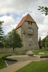 Schloss Sachsenhagen Schloss Sachsenhagen aus Bruchsteinen mit Erkerturm, umgeben von grünen Bäumen und gepflegter Anlage.