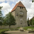 Schloss Sachsenhagen Schloss Sachsenhagen aus Bruchsteinen mit Erkerturm, umgeben von grünen Bäumen und gepflegter Anlage.