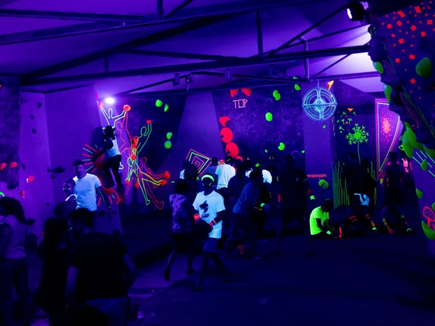 neon-boulder-nacht.jpg