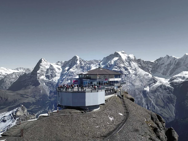 schilthorn-wanderer-fels-dreigestirn.jpg