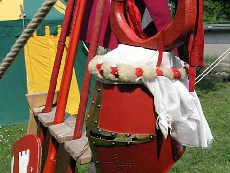 Ritterhelm und Lanzen mit Schild
