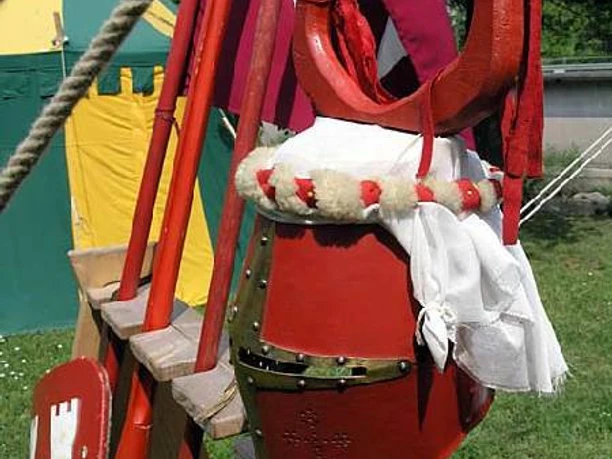 Ritterhelm und Lanzen mit Schild