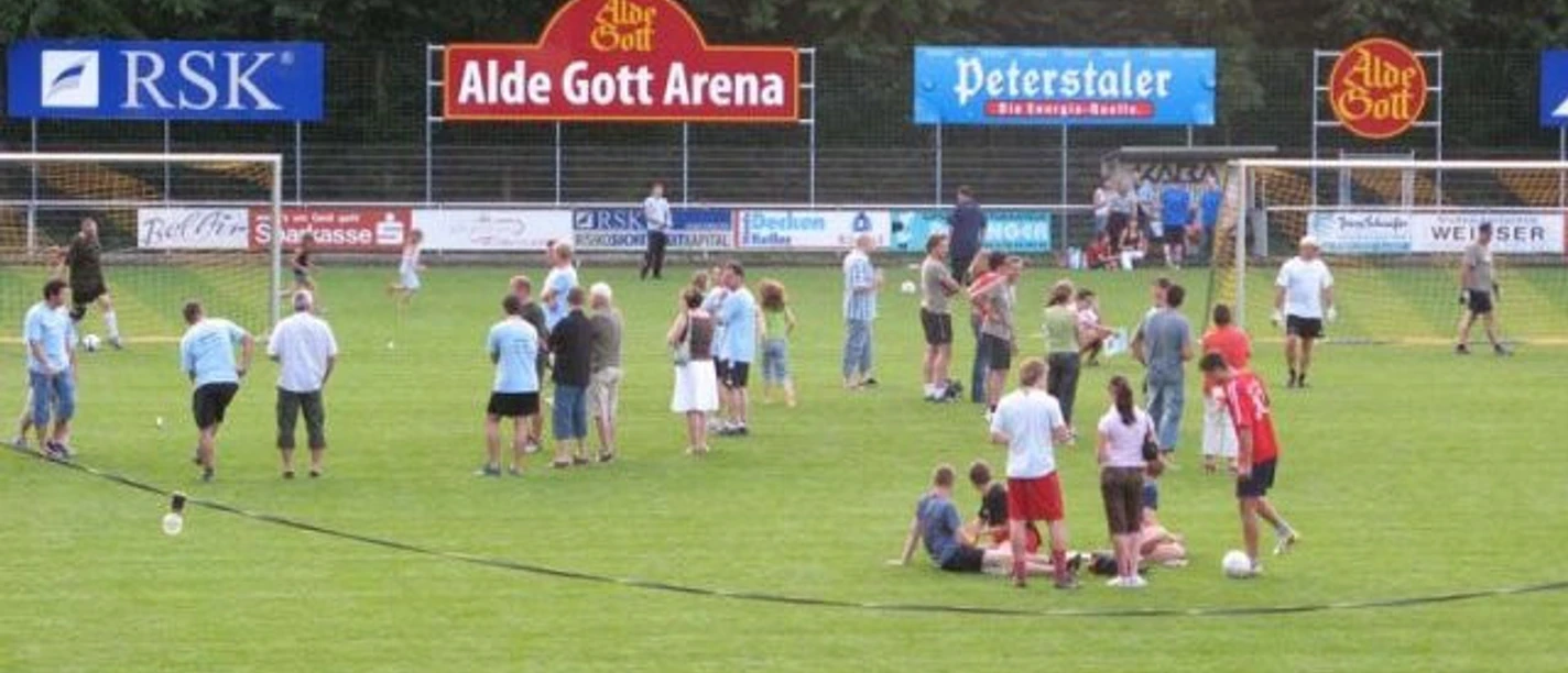 Fußballspieler und Spielerinnen auf dem Feld