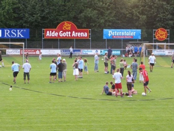 Fußballspieler und Spielerinnen auf dem Feld