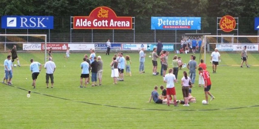 Fußballspieler und Spielerinnen auf dem Feld