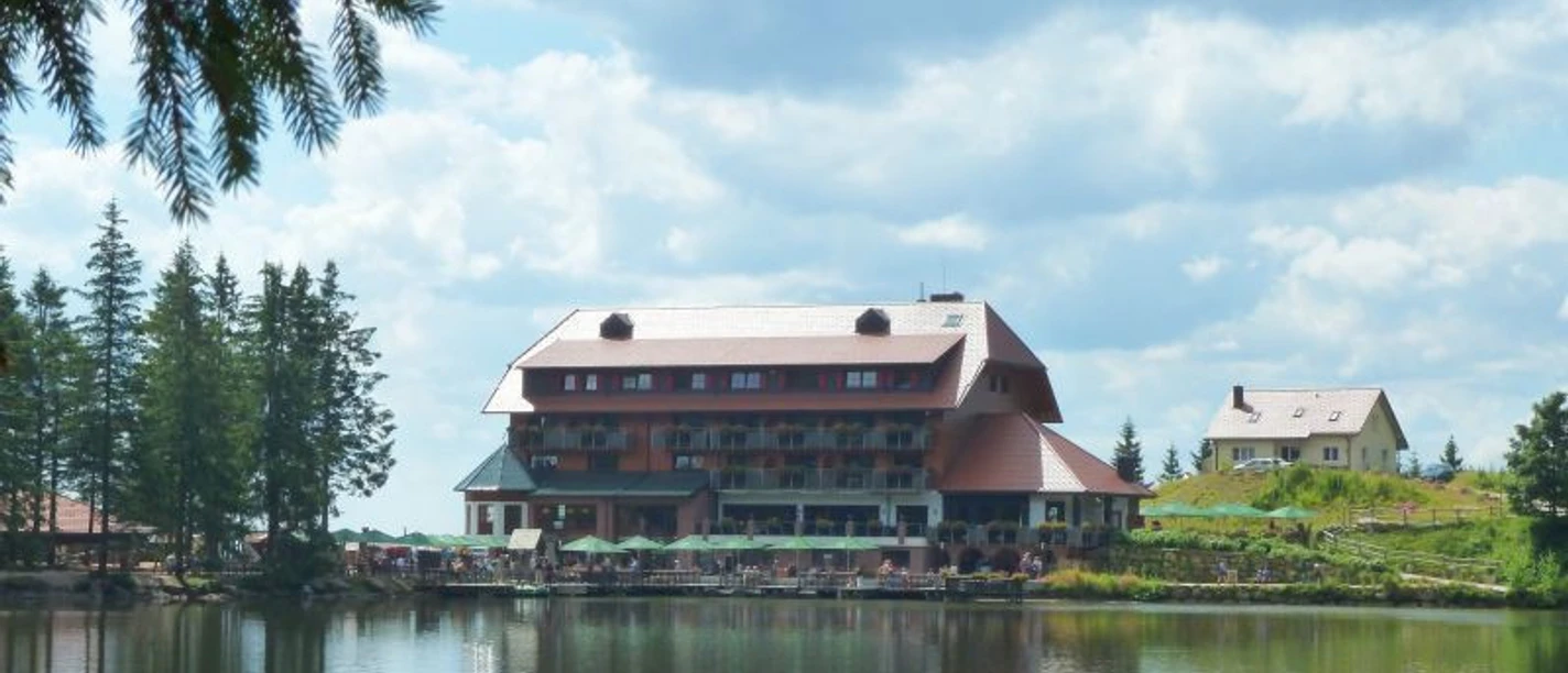Blick zum Berghotel Mummelsee