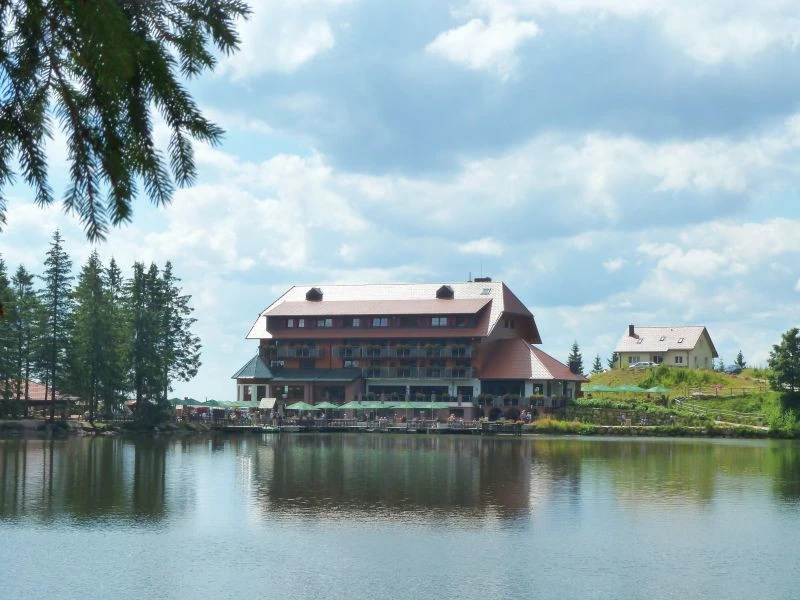 Blick zum Berghotel Mummelsee