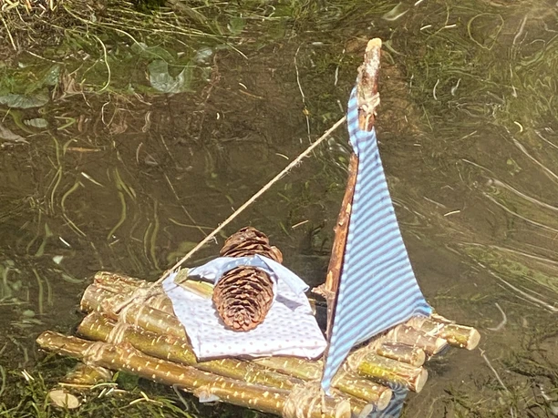 Floß in Wasser