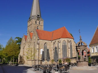 Johanniskirche in Herford mit Brunnen, Cafés und Einkehrmöglichkeiten_CC_BY_SA_Teutoburger_Wald_Kerstin_Paar_P1130691.jpg Johanniskirche in Herford mit Brunnen, Cafés und Einkehrmöglichkeiten