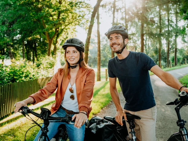 © Teutoburger Wald Tourismus Radfahrvergnügen am Radweg für Genießer