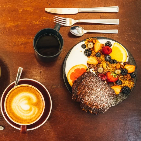 Dankbar - Cafés in Leipzig Ein gedeckter Tisch mit Frühstück und Tee und Kaffee im Café Dankbar in Leipzig