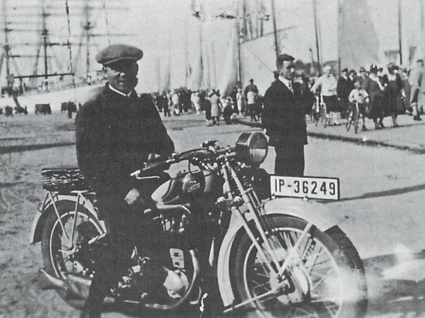 Mit diesem Motorrad brachte Wilhelm Hoffmann die Besucher Carsten Atzens von Flensburg nach Rodenäs.jpg