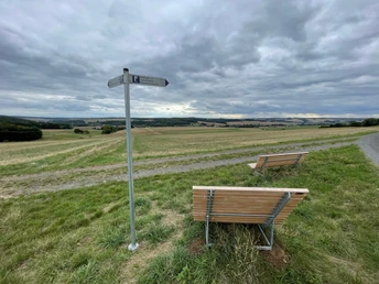 Kin Orem: Liegebänke mit Aussicht