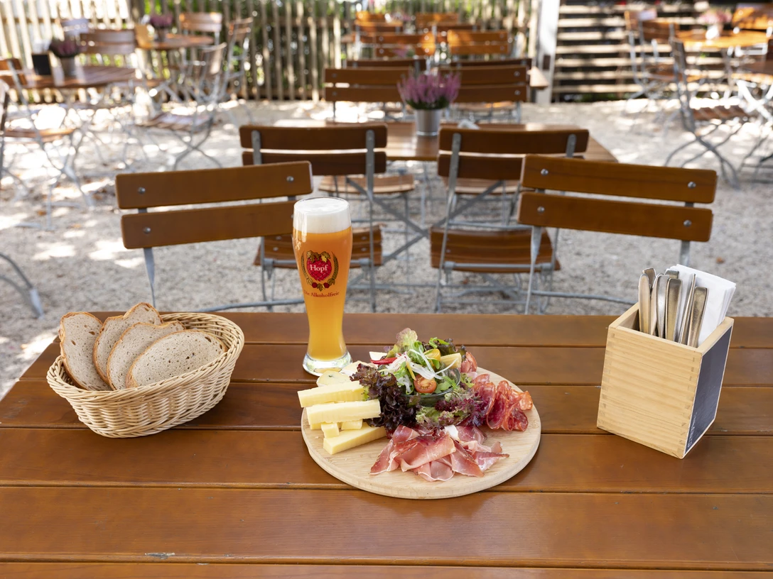 Brotzeitteller Gasthof Alter Wirt Liebevoll angerichteter Brotzeitteller mit Schinken, Wurst, Käse und Salatgarnitur, dazu ein gefüllter Brotkorb und ein frisch gezapftes Bier