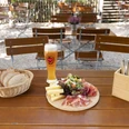 Brotzeitteller Gasthof Alter Wirt Liebevoll angerichteter Brotzeitteller mit Schinken, Wurst, Käse und Salatgarnitur, dazu ein gefüllter Brotkorb und ein frisch gezapftes Bier
