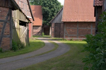 Scheunenviertel Schlüsselburg Historisches Viertel in Schlüsselburg mit rustikalen Scheunen aus Backstein und Holz entlang eines Weges.