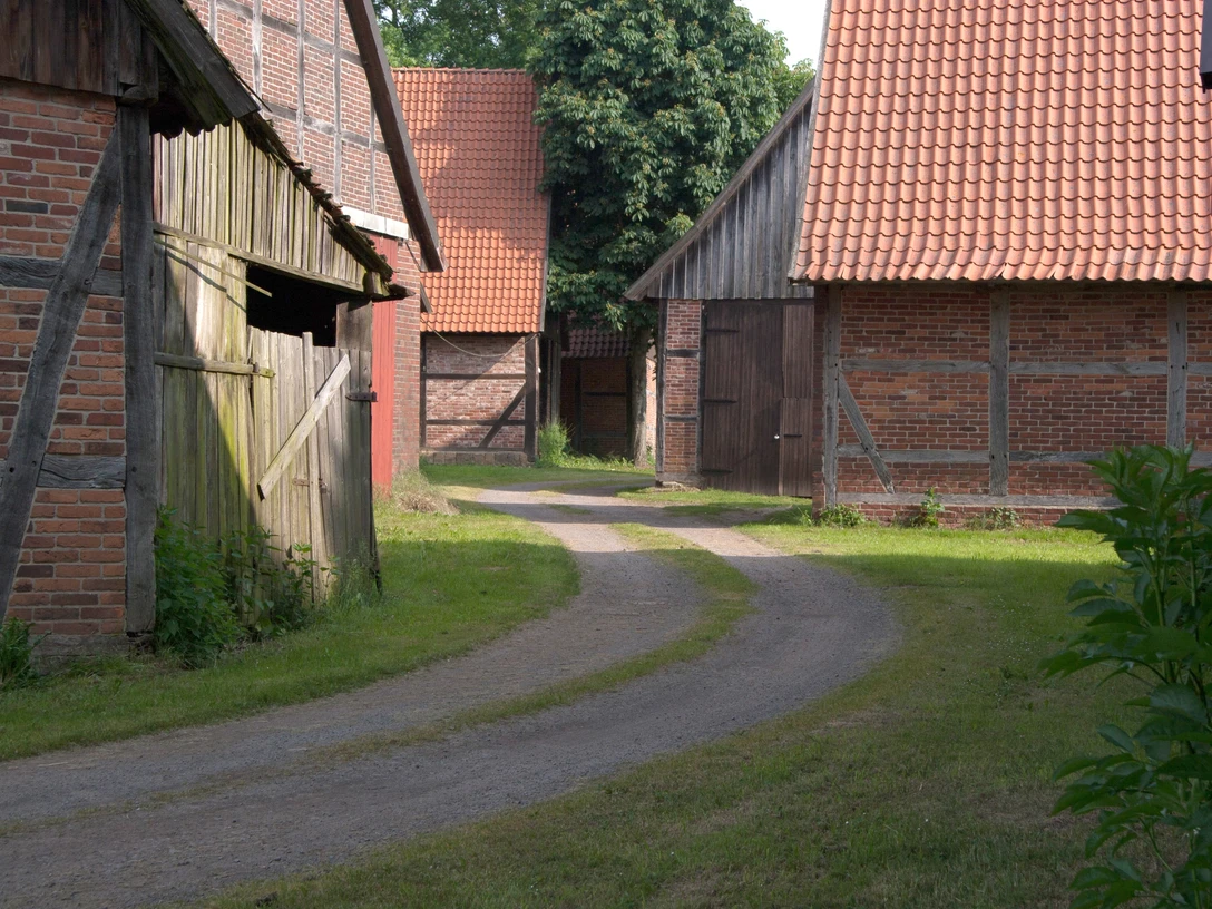 Scheunenviertel Schlüsselburg Historisches Viertel in Schlüsselburg mit rustikalen Scheunen aus Backstein und Holz entlang eines Weges.