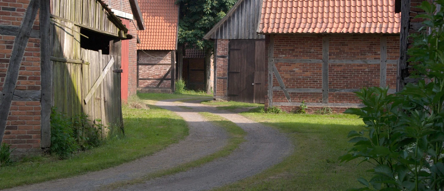 Scheunenviertel Schlüsselburg Historisches Viertel in Schlüsselburg mit rustikalen Scheunen aus Backstein und Holz entlang eines Weges.