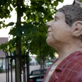 Lechnerfigur "Herr Meier" Lechnerfigur "Herr Meier" unter einem Baum, mit Fachwerkhäusern im Hintergrund.
