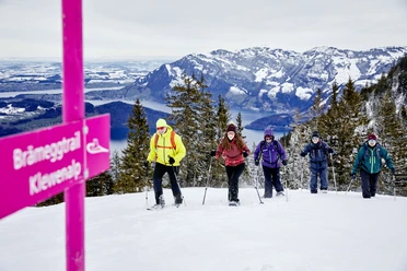 Eine Gruppe auf dem Schneeschuhtrail Brämegg auf der Klewenalp.
