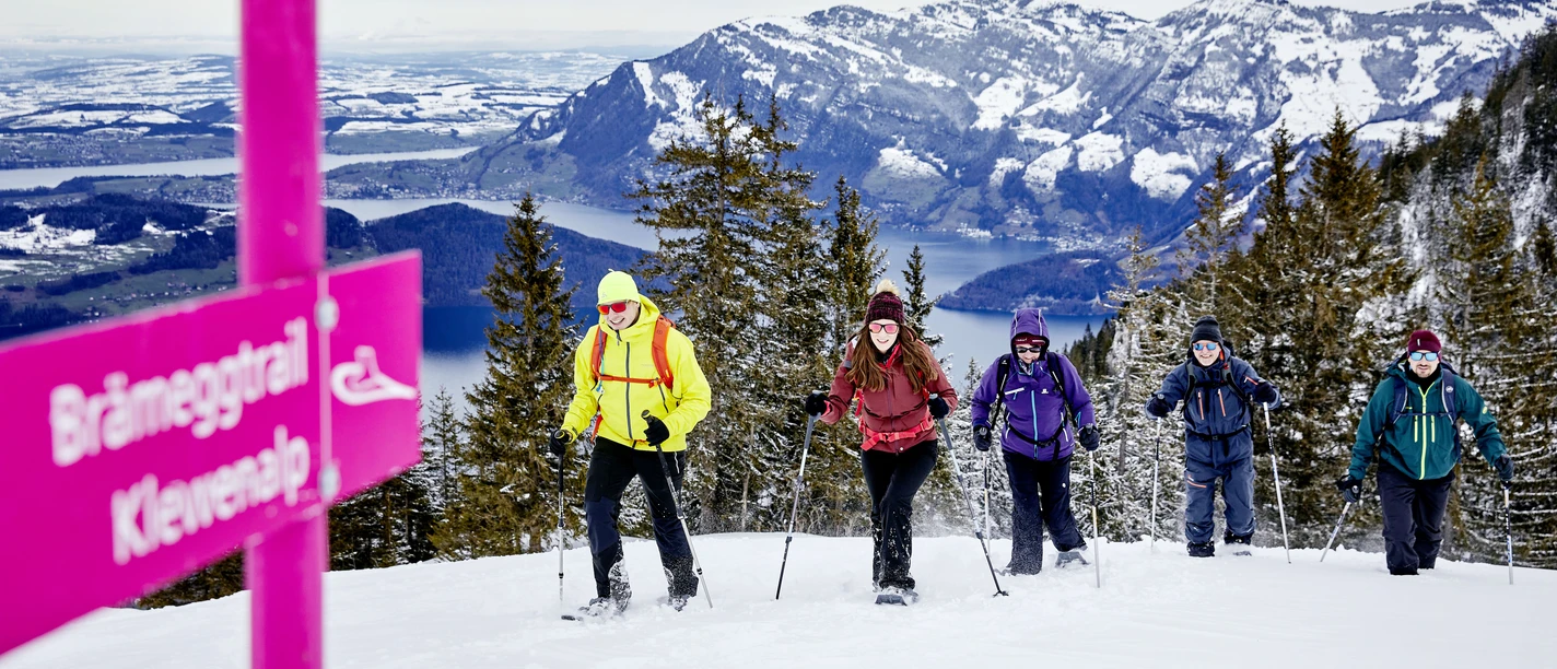 Eine Gruppe auf dem Schneeschuhtrail Brämegg auf der Klewenalp.