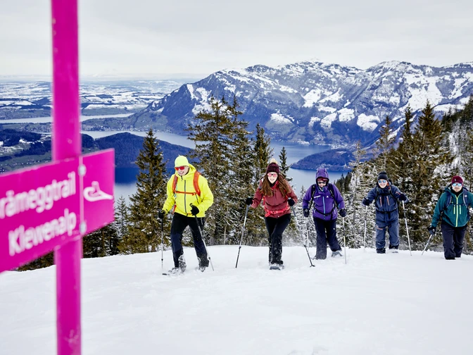 LU_Tourismus_Klewen_23.01.2021_BB__02_Typo3_klewenalp.jpg Eine Gruppe auf dem Schneeschuhtrail Brämegg auf der Klewenalp.