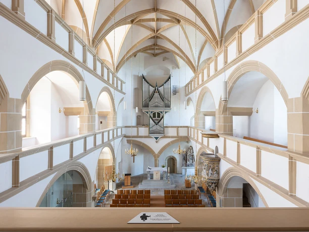 Schlosskapelle Hartenfels in Torgau - Sehenswürdigkeiten in der Leipzig Region Blick von der Empore in die Schlosskapelle des Schlosses Hartenfels in Torgau mit Altar und Orgel, Ausflug, Leipzig Region