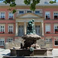 Donopbrunnen auf dem Detmolder Marktplatz Bronzefigur des Donopbrunnens vor dem historischen Gebäude des Detmolder Marktplatzes.
