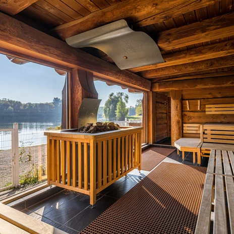 View of the wood-paneled Finnish sauna at the Bagger in Leipzig Thekla with a view of the Naturbad Nordost, wellness in Leipzig