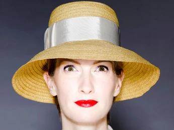 Gelber Damenhut von Gela-Hüte - Regionale Produkte Eine Frau trägt einen gelben Hut mit silbernen Hutband von Angela Wandelt aus der Hutmanufaktur Gela-Hüte in der Spinnerei Leipzig Plagwitz, regionale Produkte