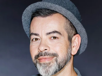 Grauer Hut von Gela-Hüte - Regionale Produkte Ein Mann trägt einen grauen Hut von Angela Wandelt aus der Hutmanufaktur Gela-Hüte in der Spinnerei Leipzig Plagwitz, regionale Produkte