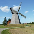 Windmühle Bierde Windmühle Bierde mit grauem Holzschindeldach und Flügeln in einer weiten, grünen Landschaft.