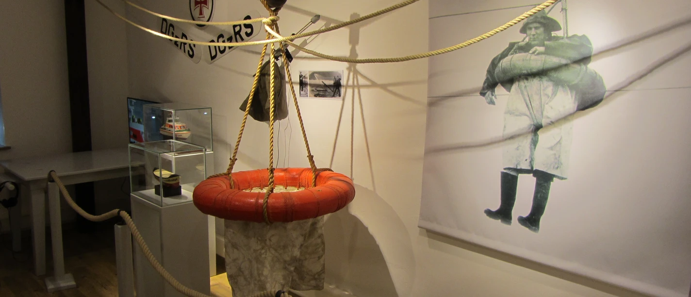 Ein Ausstellungsraum im Heringsfängermuseum zeigt historische Rettungsgeräte.