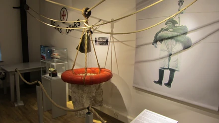 Heringsfängermuseum Ein Ausstellungsraum im Heringsfängermuseum zeigt historische Rettungsgeräte.