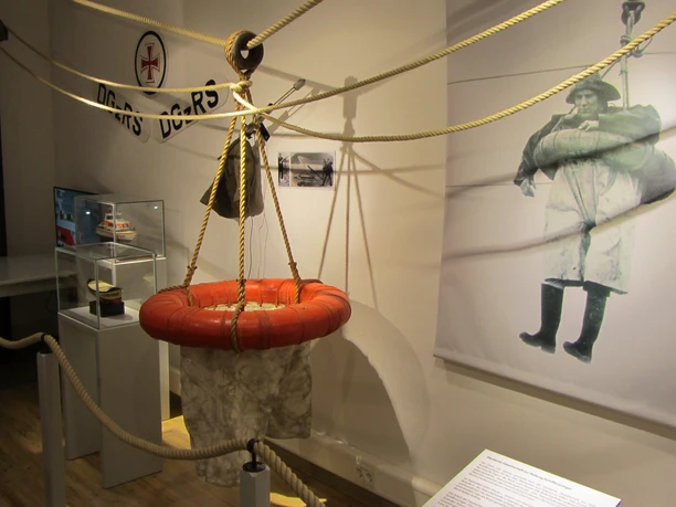 Heringsfängermuseum Ein Ausstellungsraum im Heringsfängermuseum zeigt historische Rettungsgeräte.
