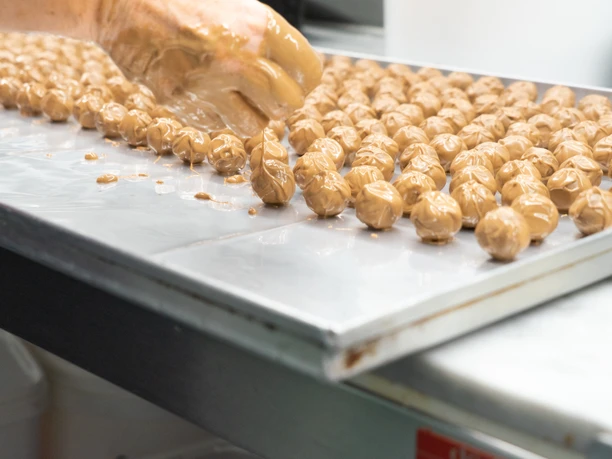 Niezliczone trufle są ręcznie czekoladowane w Chocolaterie Praetsch Wermsdorf, produkty regionalne