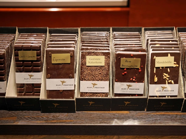 Various types of chocolate bars are lined up for sale in the Chocolaterie Praetsch Wermsdorf, regional products