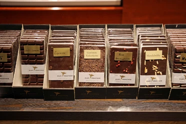 Tablettes de chocolat de la Chocolaterie Praetsch - Produits régionaux Différentes sortes de tablettes de chocolat sont alignées dans la chocolaterie Praetsch Wermsdorf pour être achetées, produits régionaux
