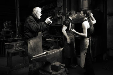 Forge familiale Widdermann - Produits régionaux Deux hommes et une femme sont en tenue de travail dans l'entreprise familiale de la forge Widdermann à Hohenprießnitz, pour fabriquer des objets d'art et d'usage courant en fer forgé, des produits régionaux