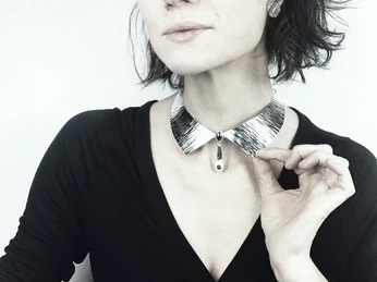 Halsschmuck der Schmiede Widdermann - Regionale Produkte Eine Frau trägt ein Kragen-Collier aus dem Kunsthandwerk der Schmiede Widdermann in Hohenprießnitz, regionale Produkte