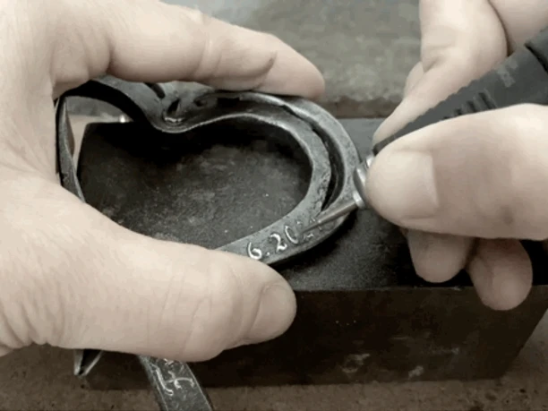 Cœur en fer à cheval de la forge Widdermann - Produits régionaux Dans la forge Widdermann, une date est gravée sur un cœur en fer à cheval, des produits régionaux