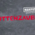 Hüttenzauber in der MANIFATTURA Große weiße Tafel mit dem Schriftzug "MANIFATTURA" und rotem darunterliegendem Wort "HÜTTENZAUBER".