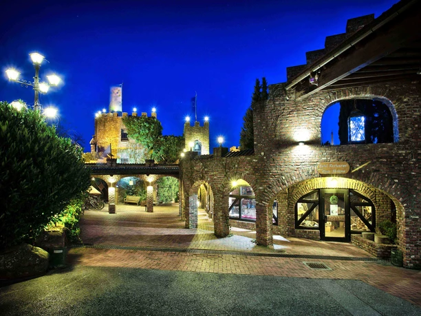 Land Gut Höhne in Mettmann Bei Dämmerung erstrahlt das Land Gut Höhne mit seinen erleuchteten, rustikalen Steinmauern.