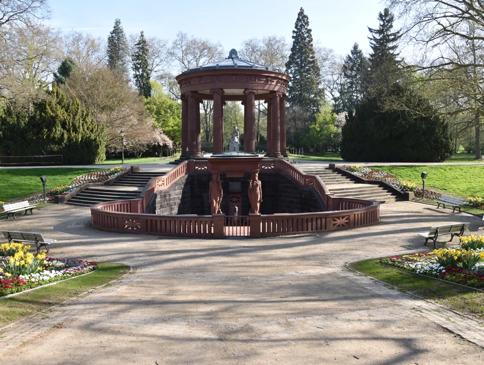 Elisabethenbrunnen im Kurpark Bad Homburg Elisabethenbrunnen im Kurpark Bad Homburg