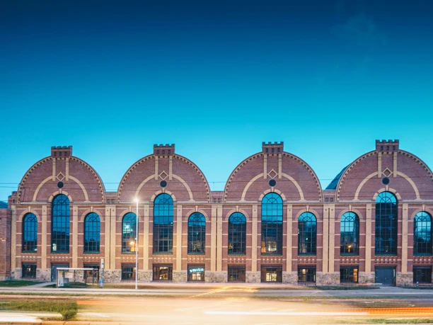 Industriemuseum Chemnitz Frontansicht Ziegelbau des Industriemuseums Chemnitz mit großen Bogenfenstern bei Abenddämmerung.